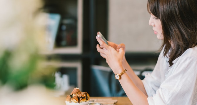 スマートフォンを操作する女性